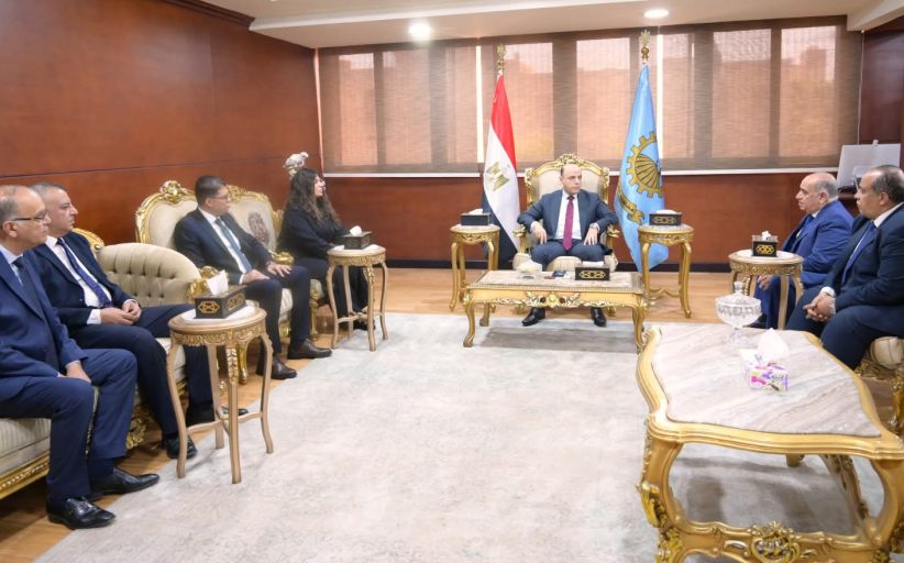 محافظ الغربية يبحث مع البنك الزراعي دعم المزارعين وتوسيع برامج الحماية الاجتماعية