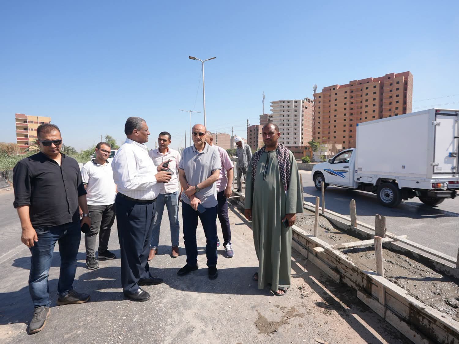 محافظ أسيوط يتابع تطوير الطريق الدائري ويوجه باستكمال إجراءات الحماية على جانبي الترعة ومصرف الجبل