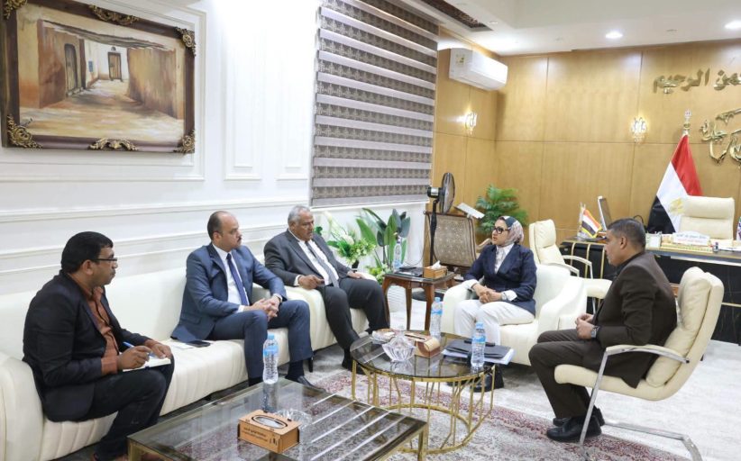 محافظ الوادي الجديد تبحث مع النواب والشيوخ ملفات أراضي الجمعيات وتقنين أراضي الدولة