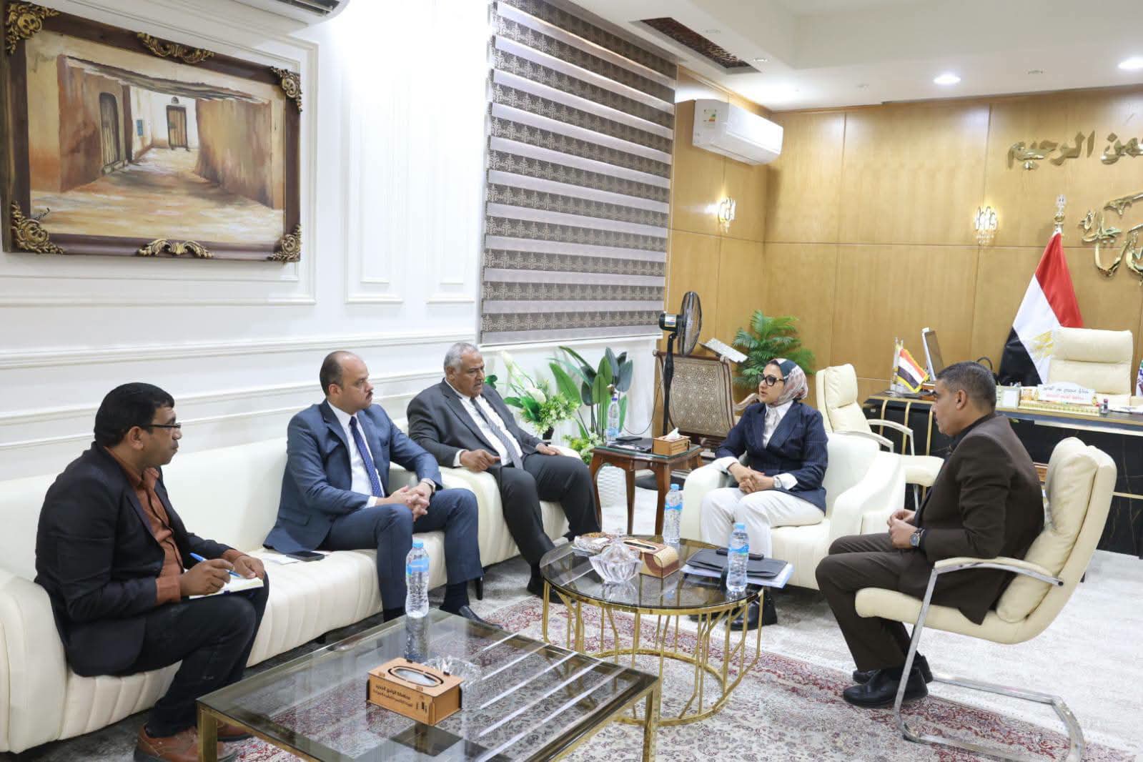 محافظ الوادي الجديد تبحث مع النواب والشيوخ ملفات أراضي الجمعيات وتقنين أراضي الدولة