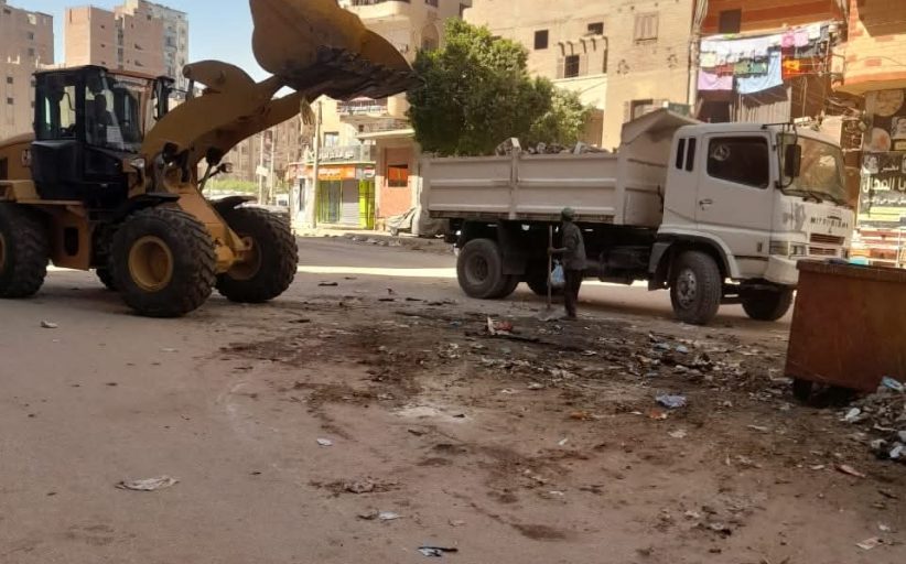 استجابة سريعة لشكوى تراكم القمامة بسوهاج.. رفع المخلفات ومتابعة دورية للموقع