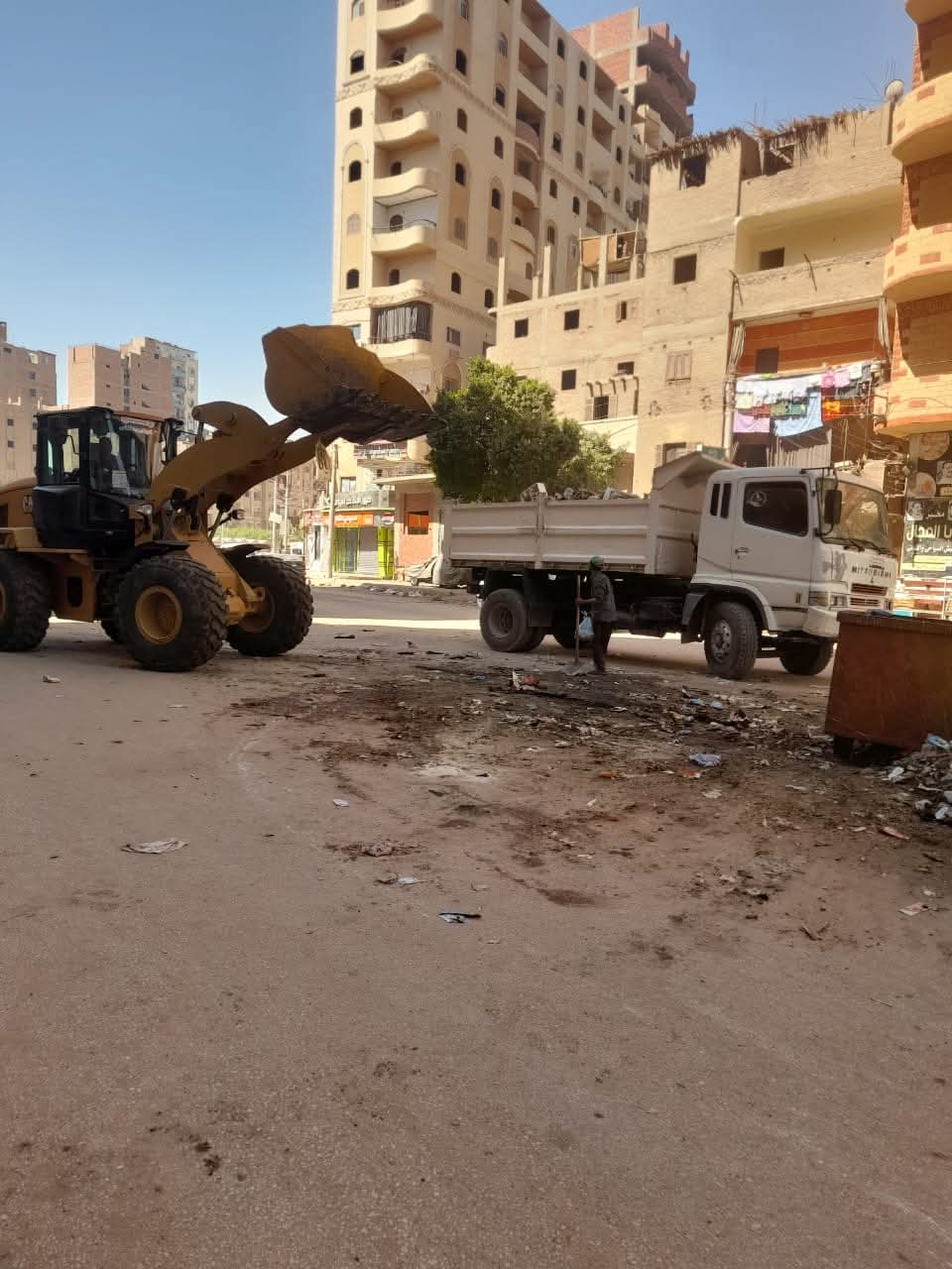 استجابة سريعة لشكوى تراكم القمامة بسوهاج.. رفع المخلفات ومتابعة دورية للموقع