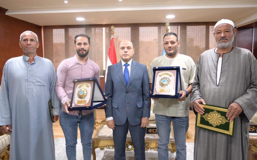 محافظ الغربية يكرّم بطلي إنقاذ أسرة من الغرق تقديرًا لشجاعتهما وموقفهما الإنساني