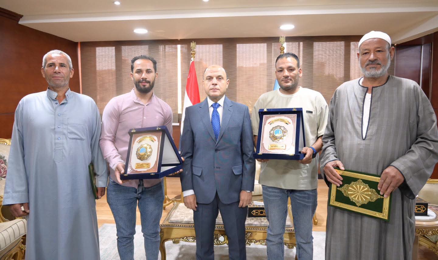 محافظ الغربية يكرّم بطلي إنقاذ أسرة من الغرق تقديرًا لشجاعتهما وموقفهما الإنساني