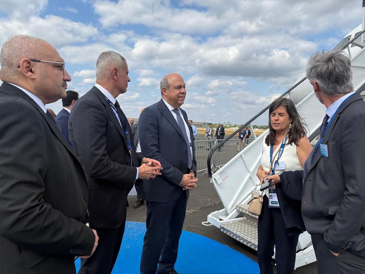 وزير الطيران يبحث مع «إيرباص» موعد تسليم طائرات A350 ويطّلع على أحدث تقنيات A321XLR