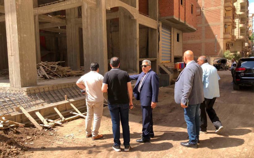 محافظ الدقهلية يتفقد عقارات طلخا ميدانيًا ويؤكد الإزالة الفورية لمخالفات البناء وإحالة المتورطين للنيابة