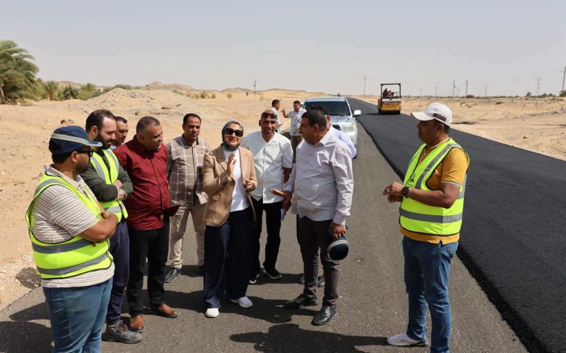 محافظ الوادي الجديد تتابع تنفيذ تطوير طريق الخارجة/سوهاج بتكلفة 1.2 مليار جنيه