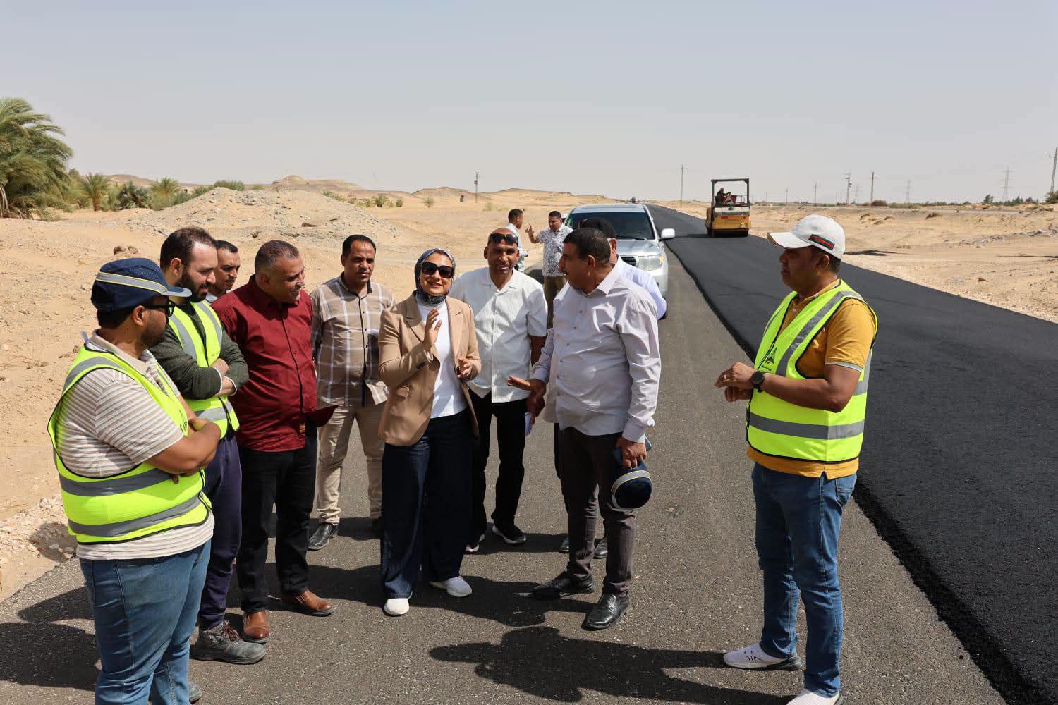 محافظ الوادي الجديد تتابع تنفيذ تطوير طريق الخارجة/سوهاج بتكلفة 1.2 مليار جنيه