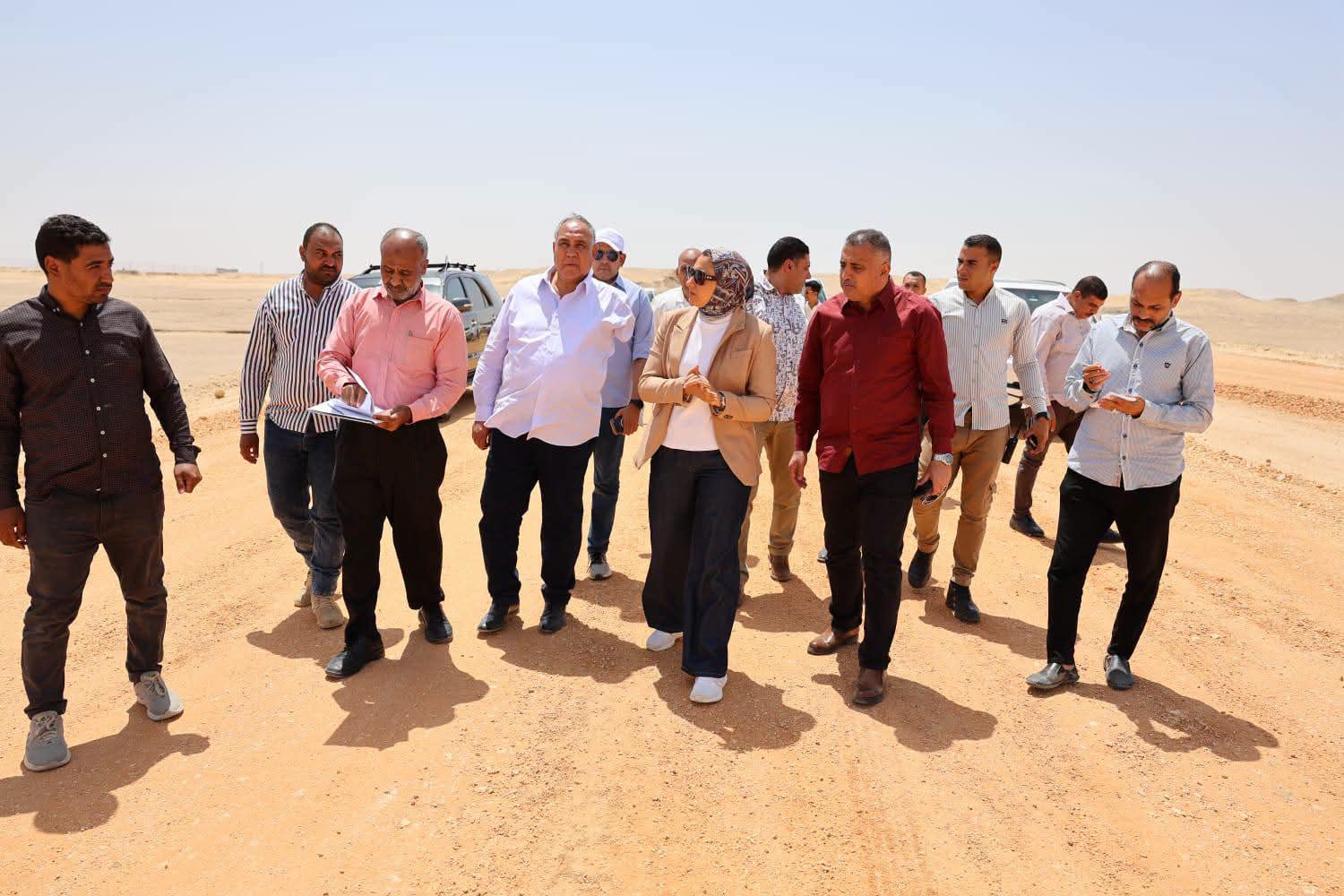 محافظ الوادي الجديد تتابع تنفيذ ازدواج ورفع كفاءة طريق الخارجة/أسيوط بتكلفة 350 مليون جنيه