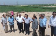 محافظ سوهاج يبحث إنشاء مقابر جديدة بطهطا ويعاين أزمة تسرب مياه الصرف بنزلة عمارة
