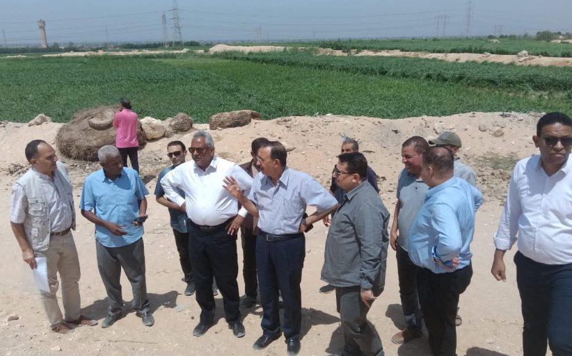 محافظ سوهاج يبحث إنشاء مقابر جديدة بطهطا ويعاين أزمة تسرب مياه الصرف بنزلة عمارة