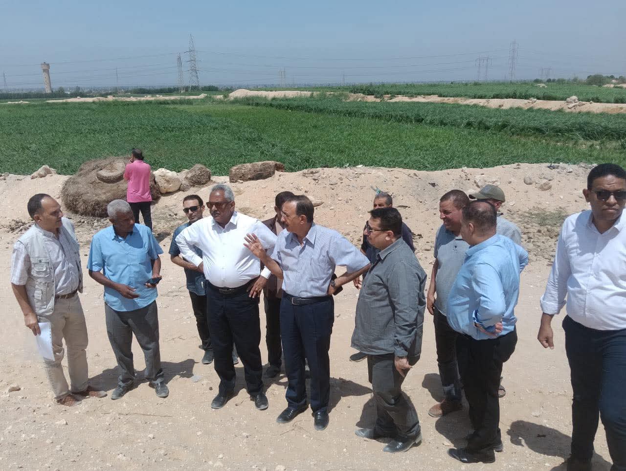 محافظ سوهاج يبحث إنشاء مقابر جديدة بطهطا ويعاين أزمة تسرب مياه الصرف بنزلة عمارة