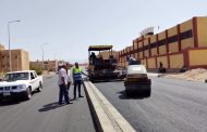 مديرية الطرق تواصل رصف طرق حي بدر بطور سيناء وفق الخطة الاستثمارية
