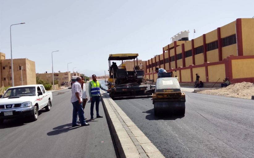 مديرية الطرق تواصل رصف طرق حي بدر بطور سيناء وفق الخطة الاستثمارية