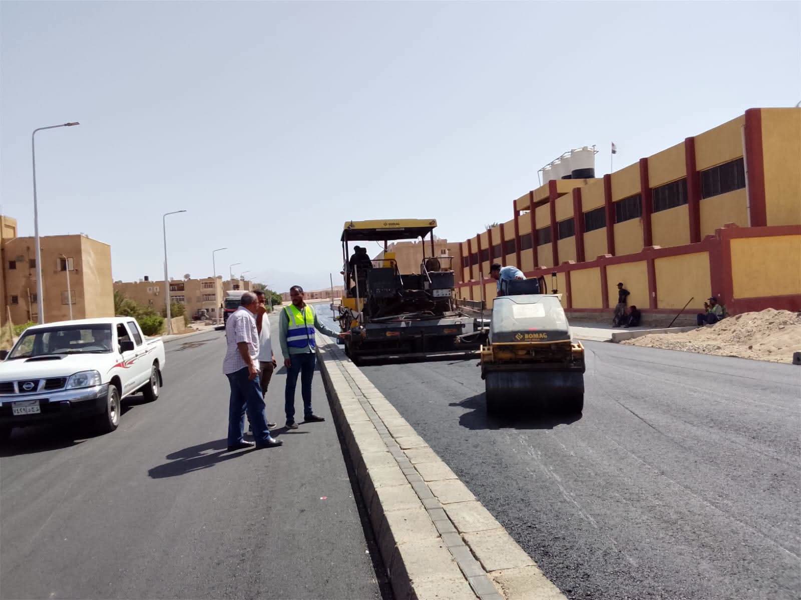 مديرية الطرق تواصل رصف طرق حي بدر بطور سيناء وفق الخطة الاستثمارية