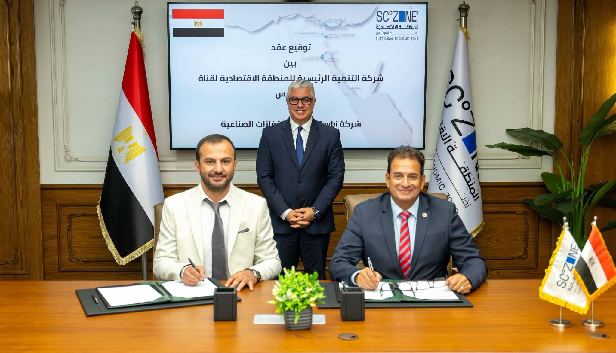 100 فرصة عمل جديدة.. توقيع عقد مشروع لتصنيع القفازات الصناعية داخل المنطقة الصناعية بالسخنة