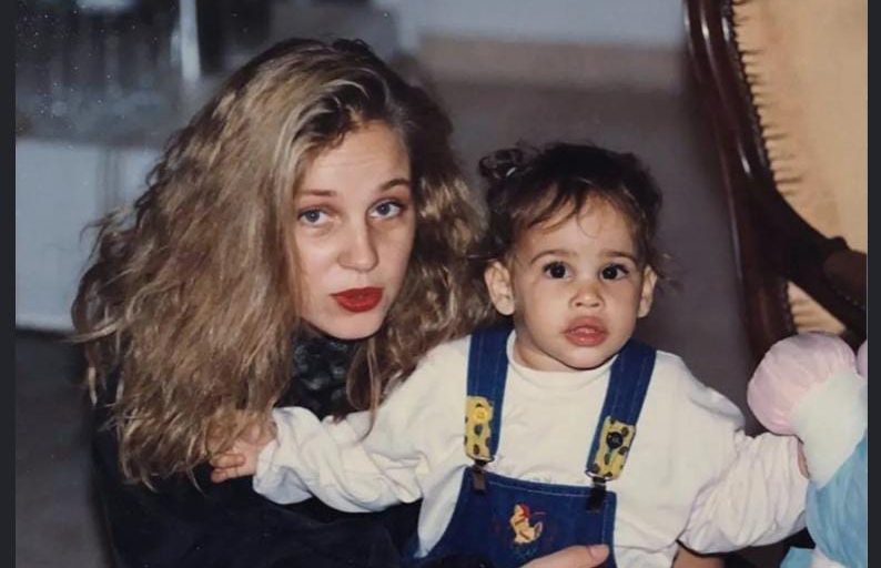 نور عمرو دياب تُعايد شيرين رضا بصورة تجمعهما من طفولتها ورسالة مؤثرة