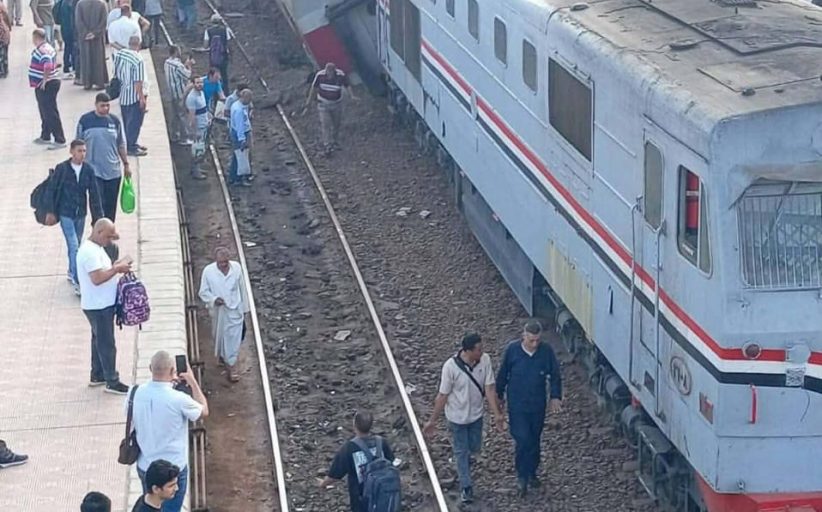 إصابة 14 شخصًا إثر خروج إحدى عربات القطار عن شريط السكة الحديد 