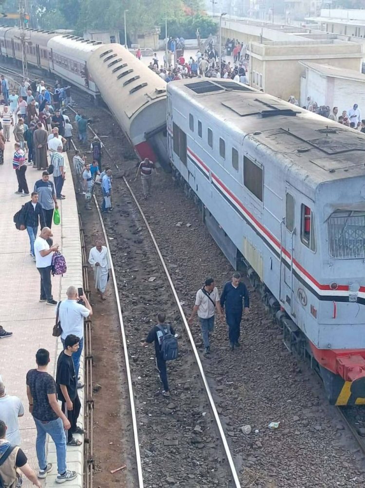 إصابة 14 شخصًا إثر خروج إحدى عربات القطار عن شريط السكة الحديد 