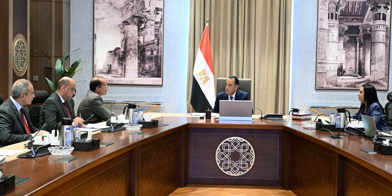 بتكليفات رئاسية.. الحكومة تُعد حزمة حوافز لضم العمالة غير المنتظمة والمهن الحرة والمصريين بالخارج إلى المظلة التأمينية
