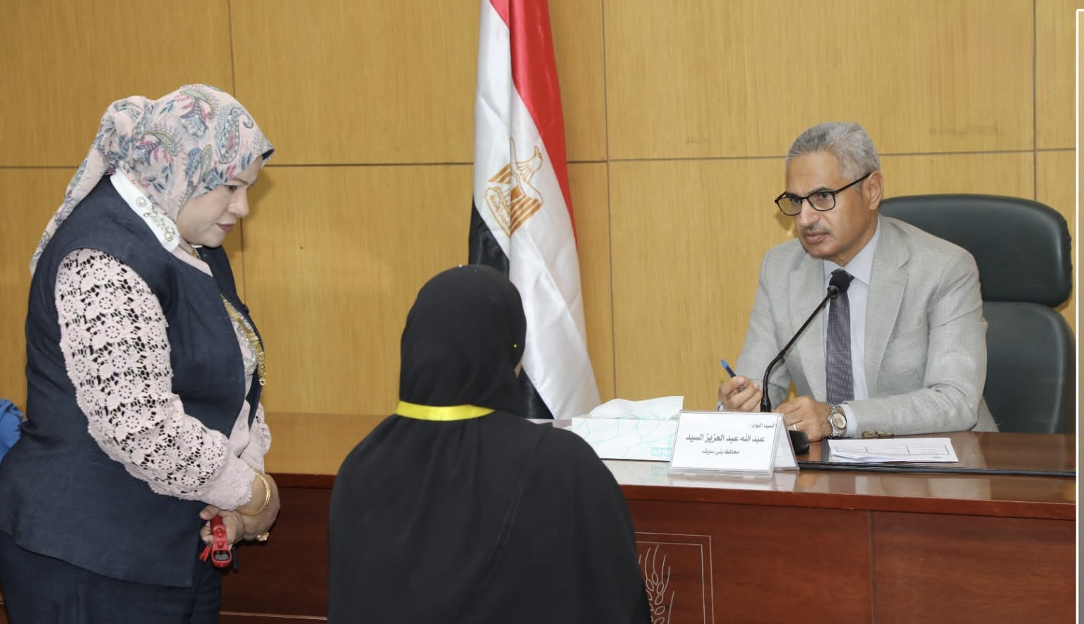 محافظ بني سويف يتابع شكاوى المواطنين ويوجه بحلول عاجلة لملفات التراخيص والعلاج والدعم الاجتماعي