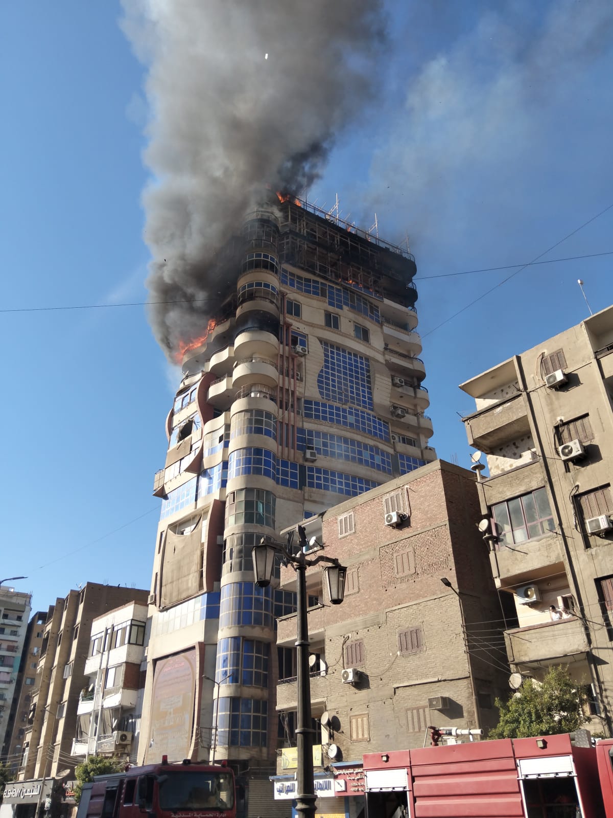 محافظ سوهاج يقود عمليات إخماد حريق برج معهد الاتصالات ويوجه بتأمين المنطقة بالكامل