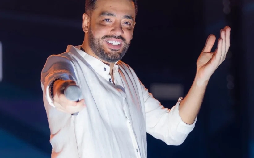 رامي جمال يشعل الساحل الشمالي بحفل استثنائي ومفاجآت من ألبومه الجديد