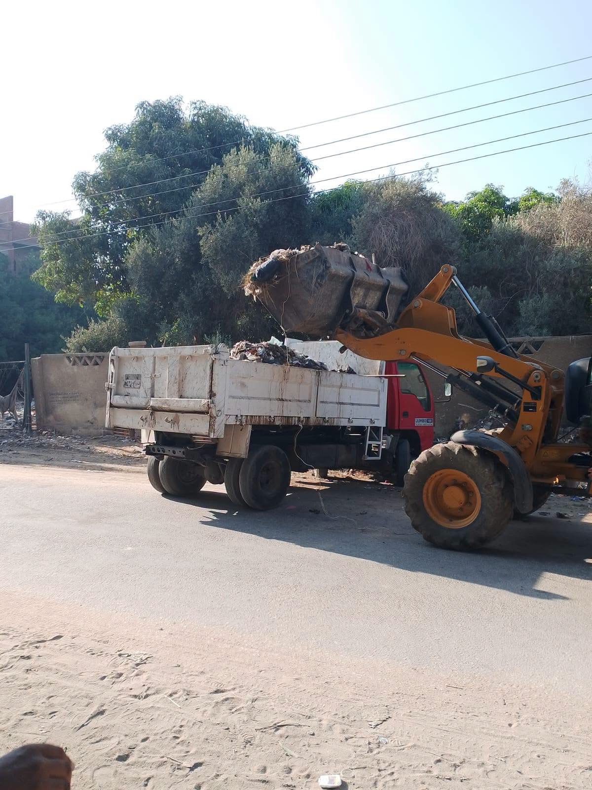 حملات مكثفة بالفيوم.. رفع عشرات الأطنان من المخلفات وإزالة الإشغالات لاستعادة الانضباط بالشوارع