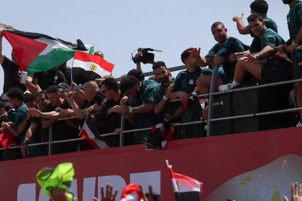 استقبال أسطوري لبعثة منتخب مصر في العلمين والجماهير تحتفل بإنجاز مونديال 2026