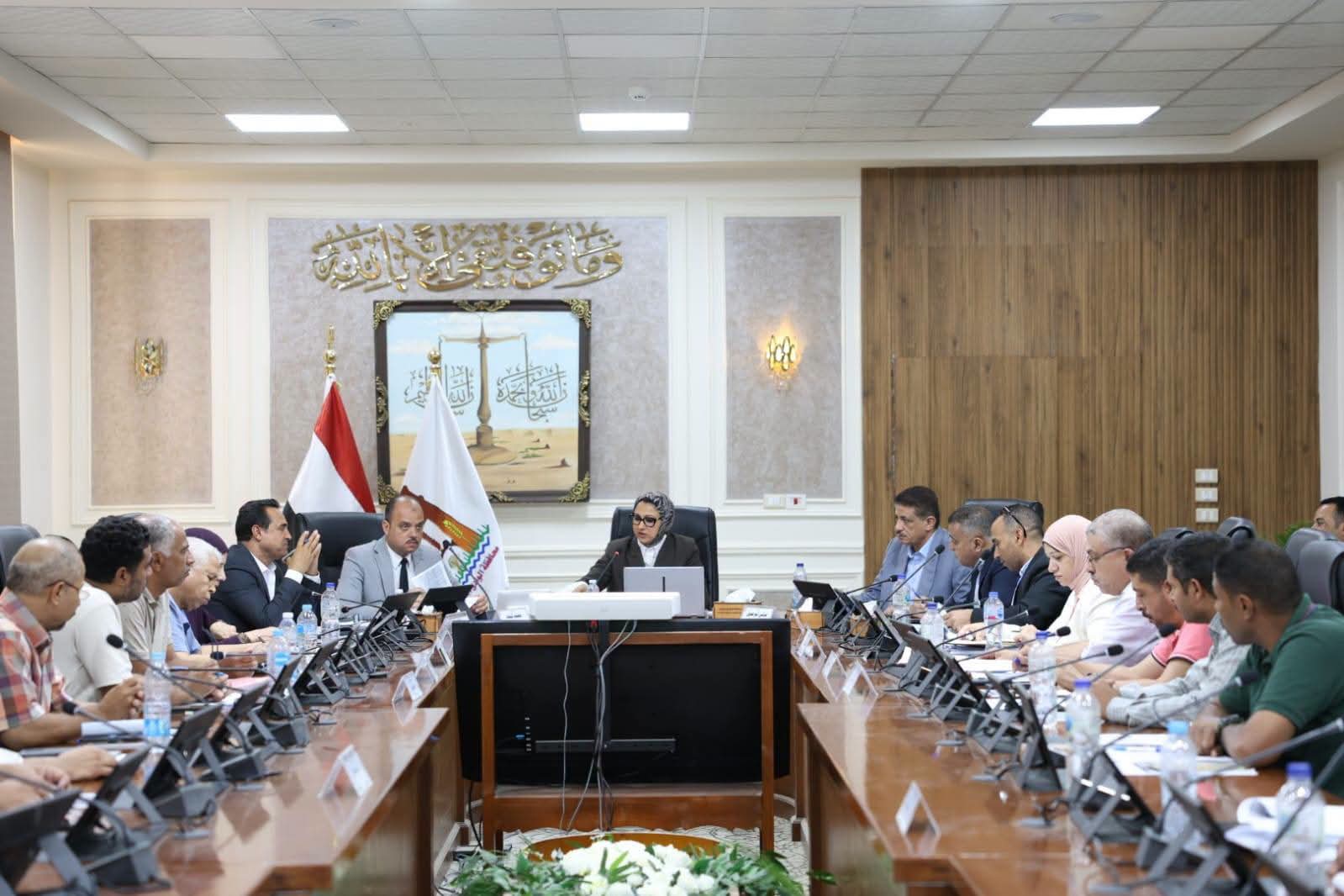 محافظ الوادي الجديد تعتمد قرارات جديدة لتقنين الأراضي وتدعم مزارعي النخيل بشراء 75 جهازًا لمكافحة السوسة