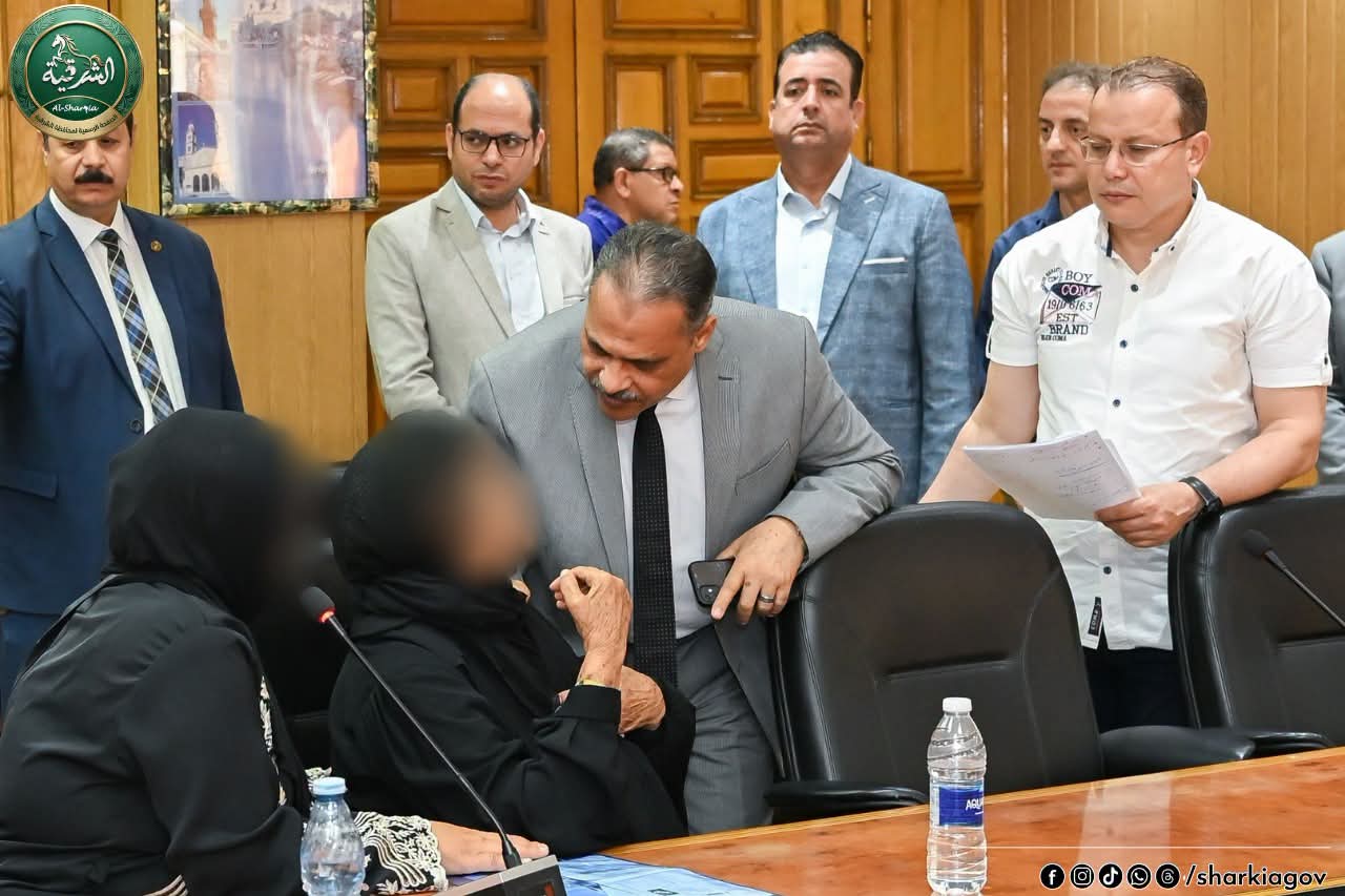محافظ الشرقية يقر حزمة دعم إنسانية ويوفر 10 فرص عمل للأسر الأولى بالرعاية