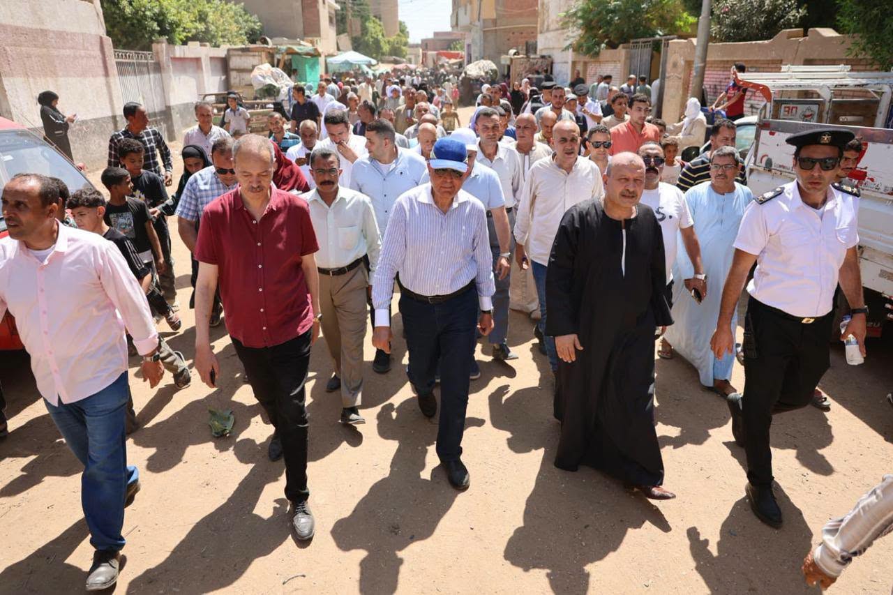 محافظ المنيا يتفقد موقف عطف حيدر ويتخذ إجراءً ضد سيارة لمخالفة الحمولة المقررة
