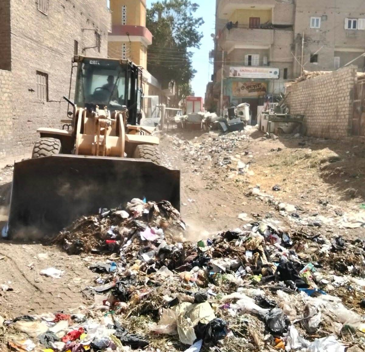 حملات مكثفة لرفع المخلفات والتراكمات وتحسين مستوى النظافة بمدينة الغنايم