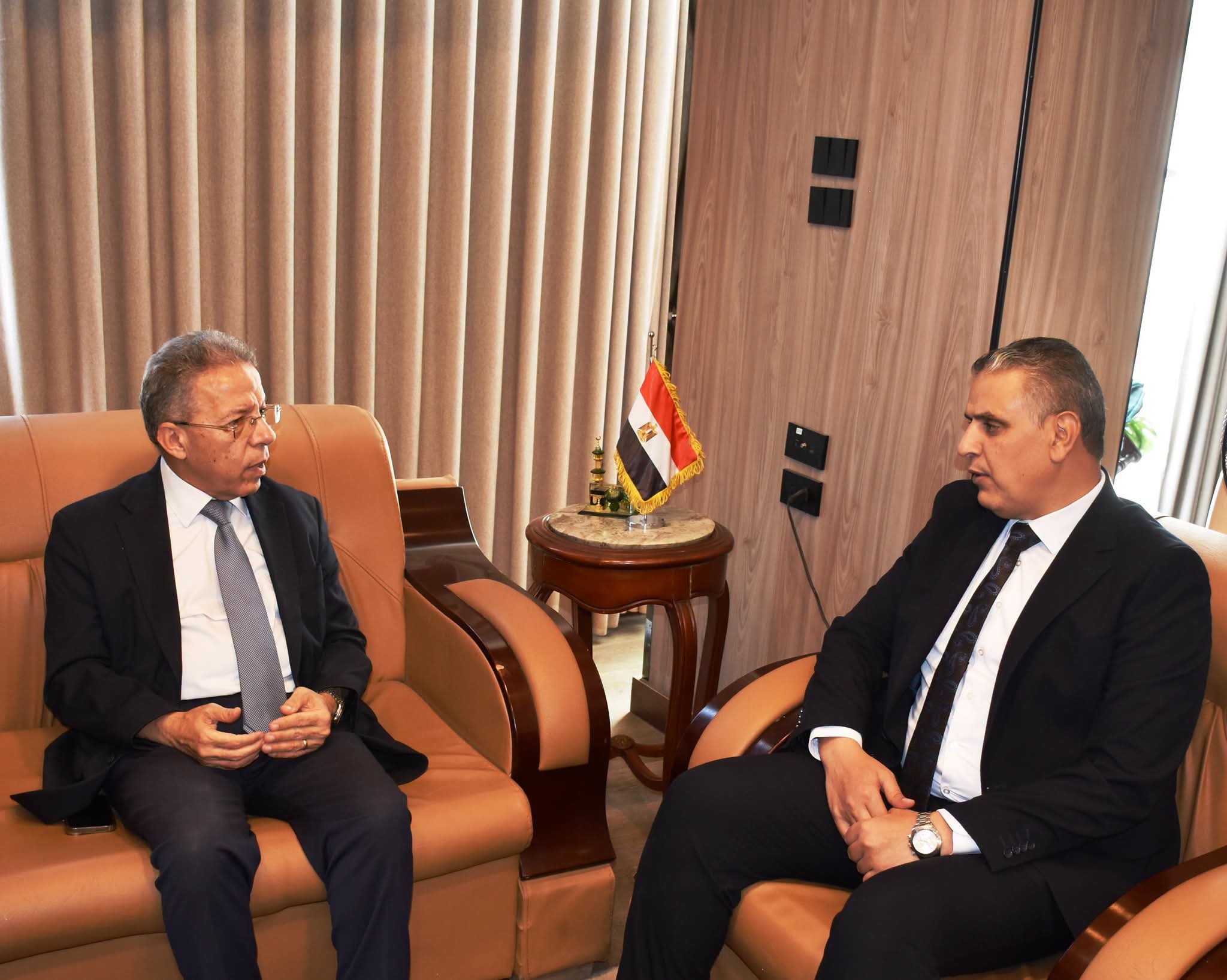 نائب محافظ أسوان يبحث مع نقيب الأطباء تعزيز التعاون للارتقاء بالمنظومة الصحية