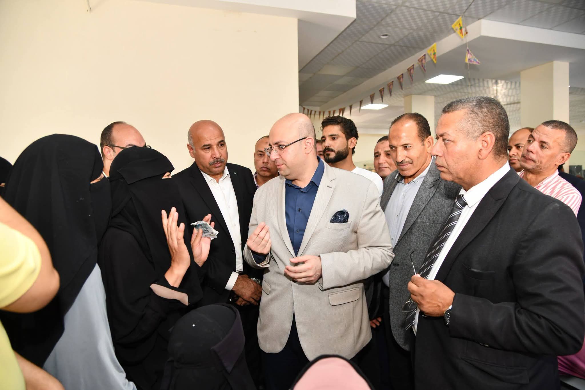 محافظ الفيوم يتابع خدمات «حياة كريمة» بمجمع خدمات المواطنين في قرية الغرق