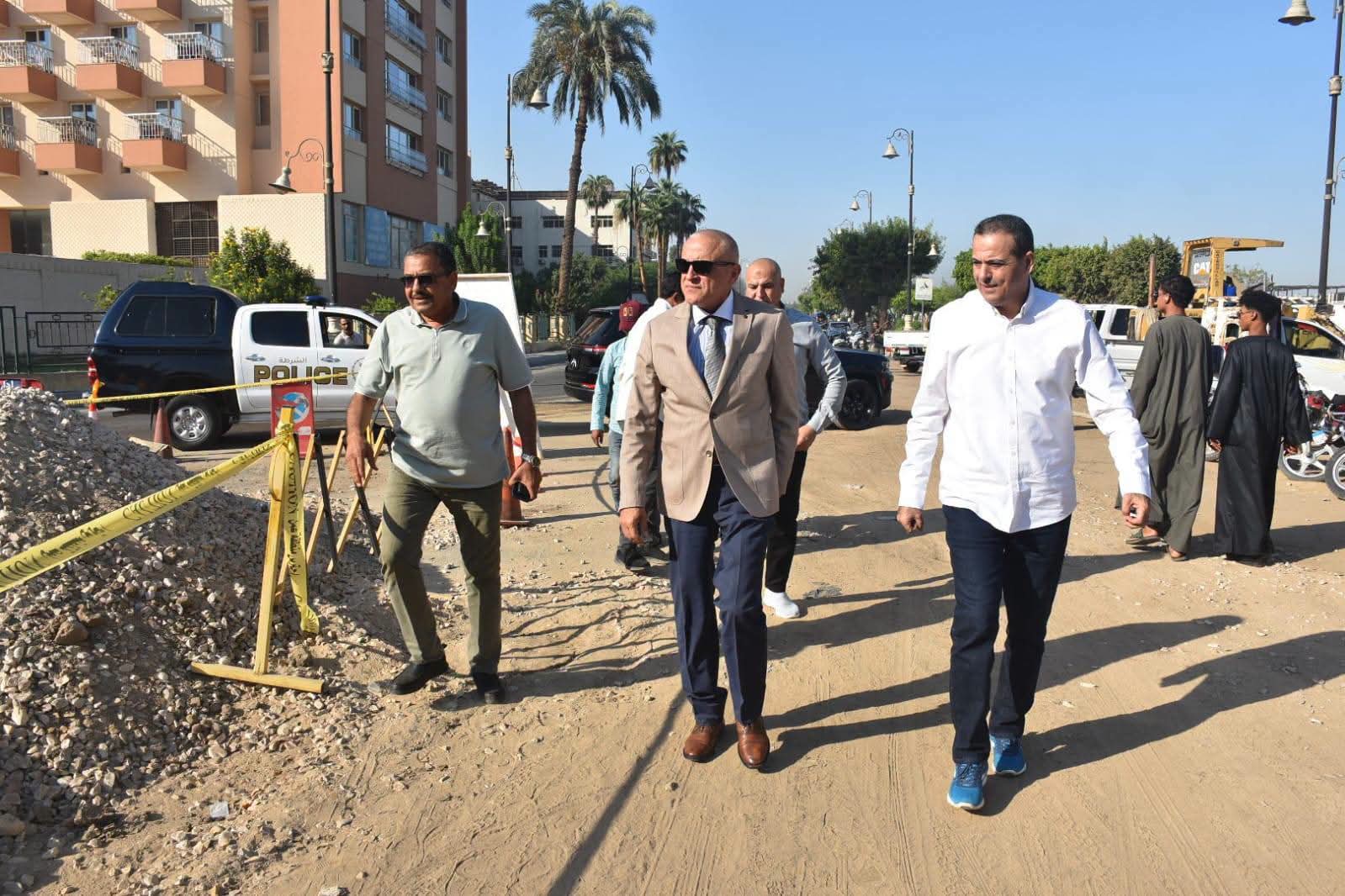محافظ الأقصر يتابع تنفيذ خط المياه الجديد لخدمة مناطق ونجوع الكرنك ويوجه بسرعة الإنجاز