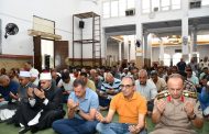 محافظ أسوان يؤدي صلاة الجمعة بمسجد النصر ويستمع لمطالب المواطنين