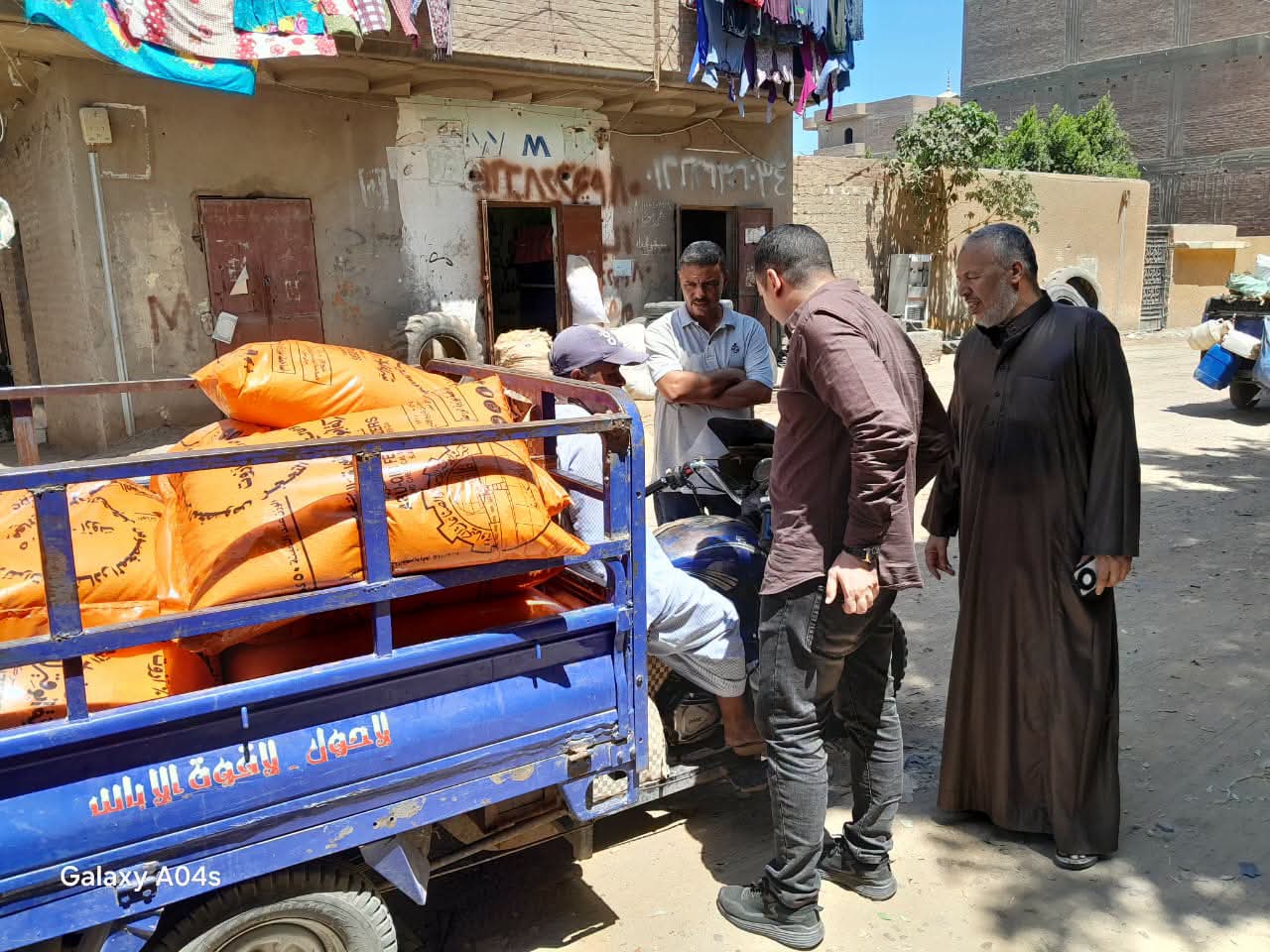 ضبط أسمدة ومخصبات زراعية مدعمة قبل تهريبها للسوق السوداء في ديروط بأسيوط