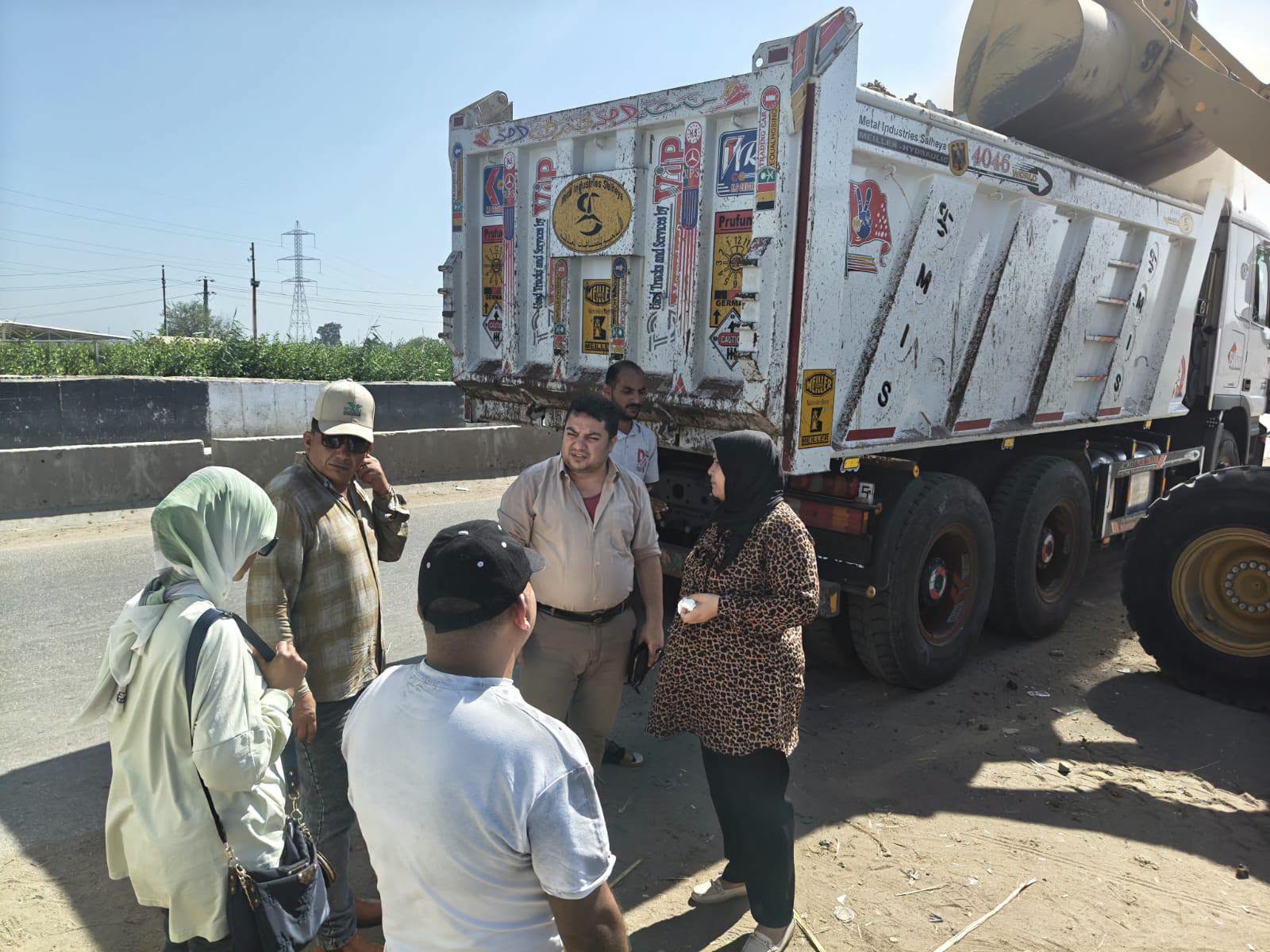 700 طن من المخلفات.. الدقهلية ترفع مخلفات بطريق نبروه طلخا ضمن حملات تحسين المظهر الحضاري