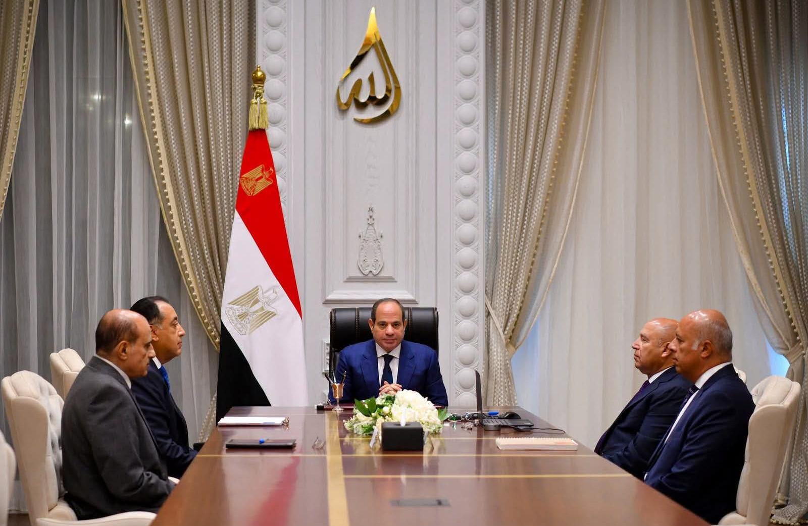 السيسي يوجه بالإسراع في تنفيذ مشروعات الموانئ والنقل الأخضر وتشغيل تجريبي للقطار الكهربائي