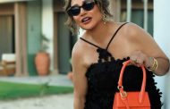 ليلى علوي تخطف الأنظار بإطلالتين صيفيتين جريئتين