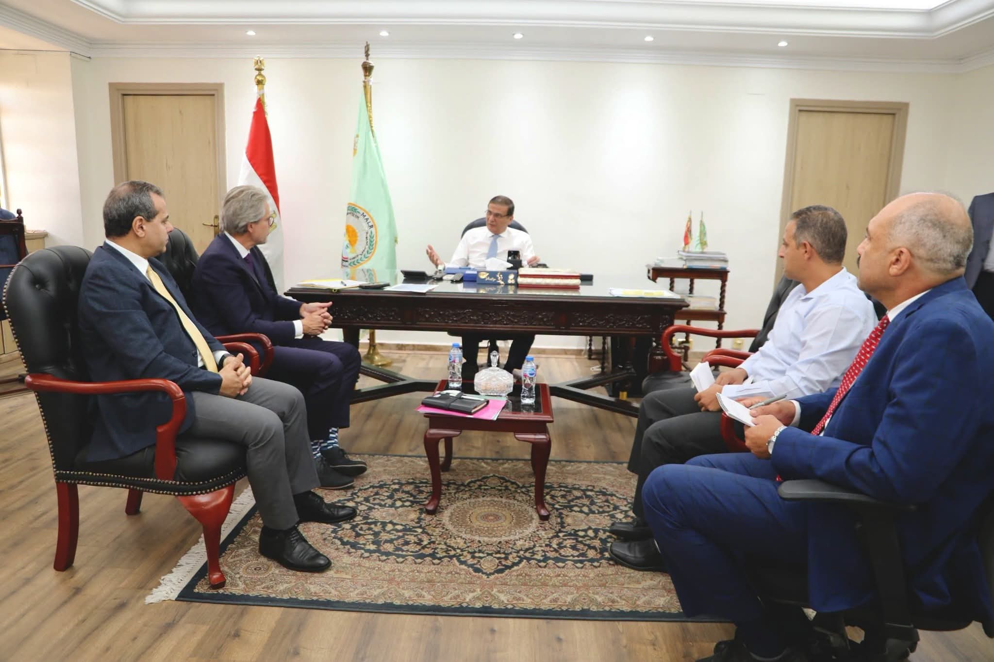 وزير الزراعة يبحث مع المستشار الزراعي الهولندي تعزيز الاستثمار وتطوير التعاونيات