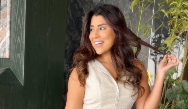 آيتن عامر تتألق في أحدث ظهور بفستان أنيق