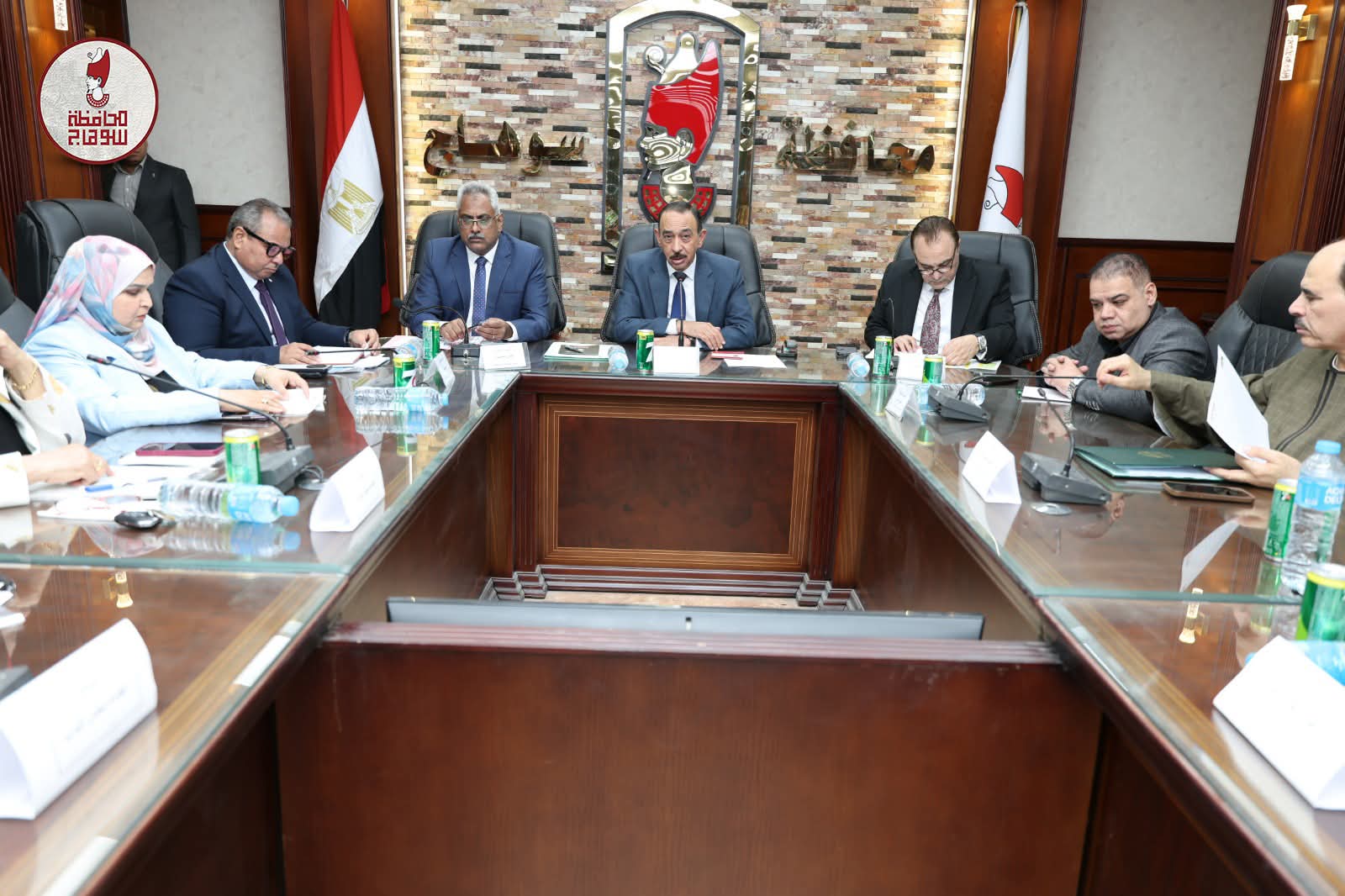 محافظ سوهاج يبحث مع أعضاء مجلس النواب ملفات الخدمات والتنمية ويؤكد سرعة الاستجابة لمطالب المواطنين