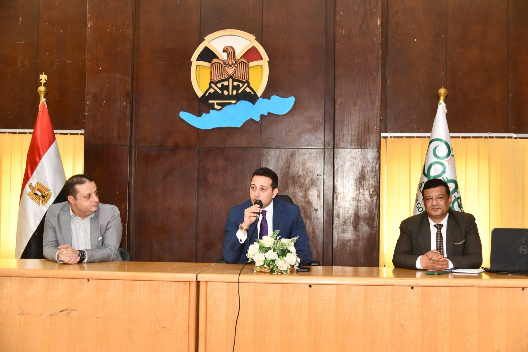 نائب محافظ الفيوم يبحث مع الشركات والجمعيات آليات تطوير منظومة جمع ونقل المخلفات