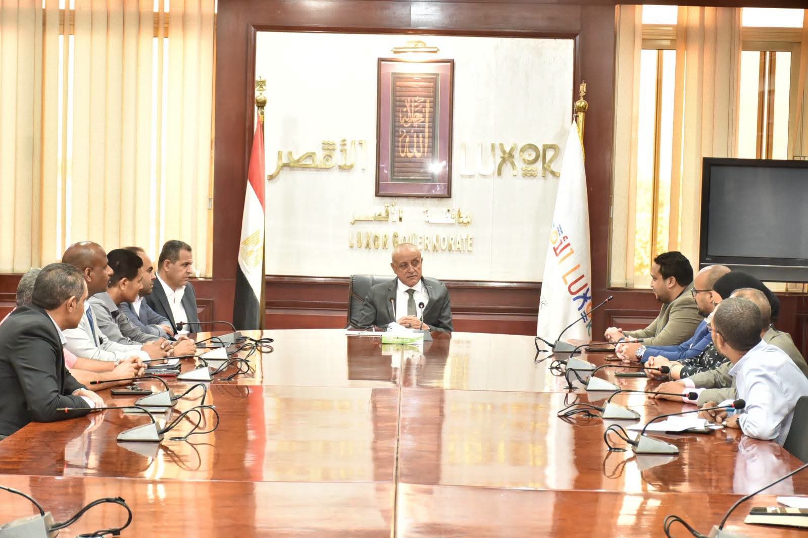 استعدادًا لقافلة «إيد واحدة».. محافظ الأقصر يبحث مع التحالف الوطني خطة تقديم خدمات متكاملة للمواطنين