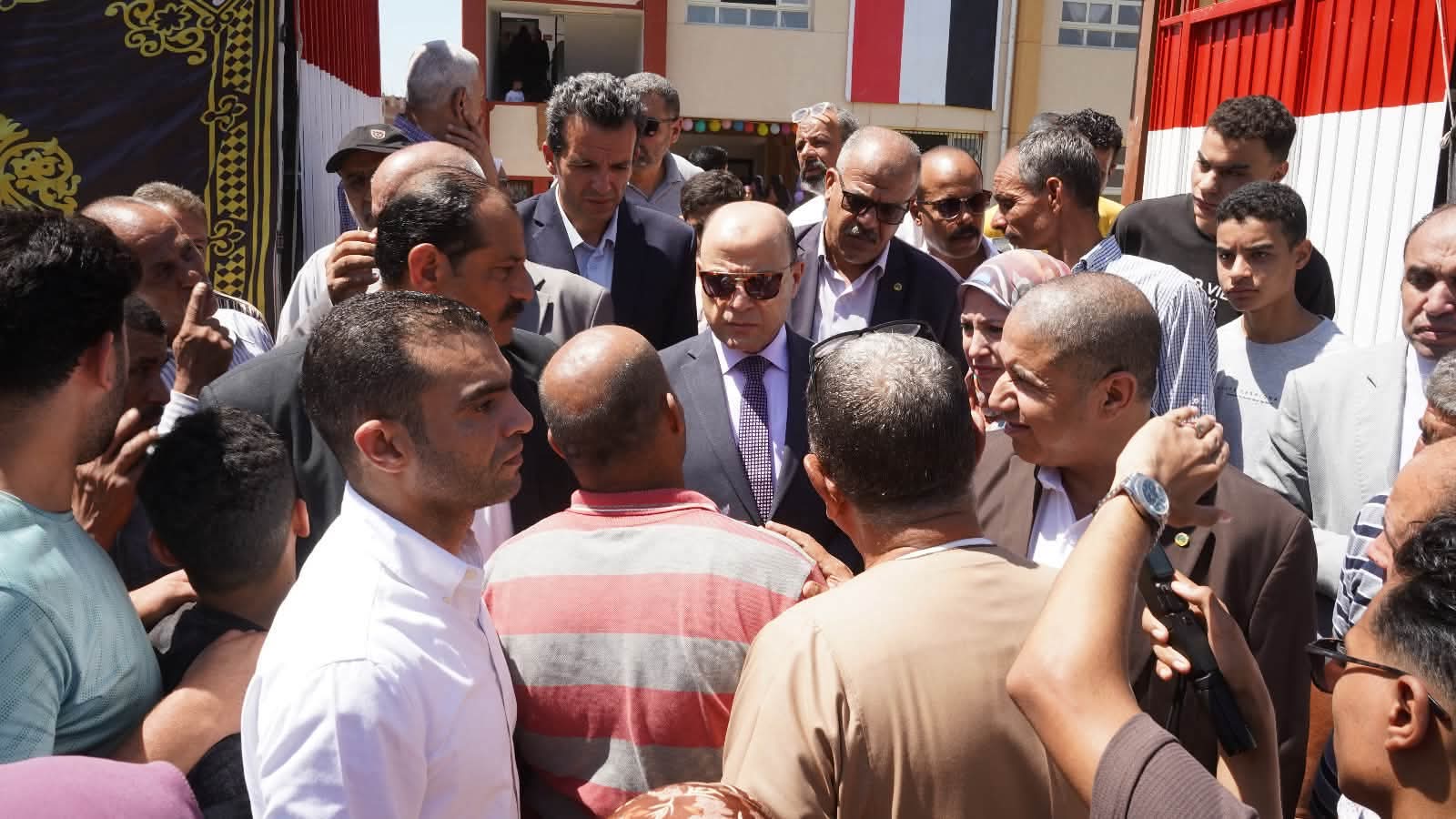 محافظ الغربية يلتقي أهالي قطور ميدانيًا ويستمع إلى مطالبهم: «أنا هنا لخدمتكم»