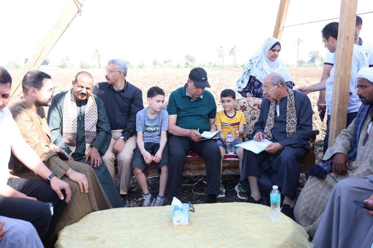 محافظ المنيا يحتفل بعيد الفلاح وسط مزارعي البرجاية على مائدة إفطار واحدة