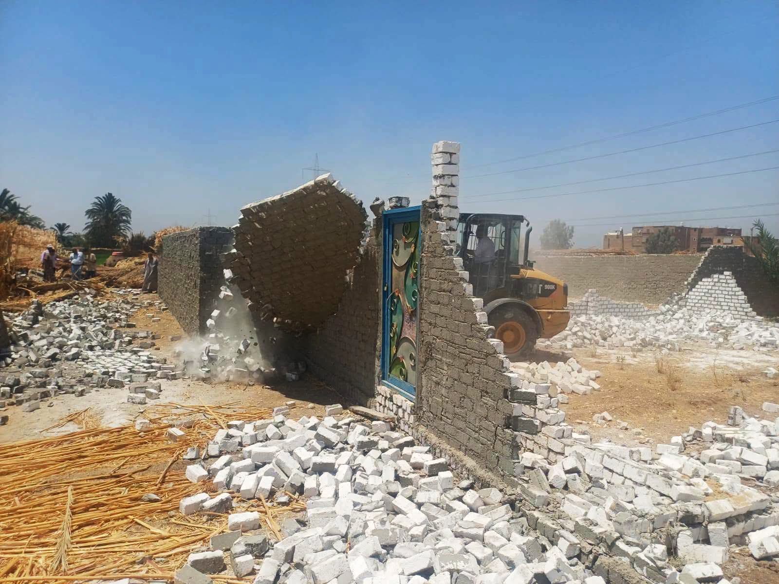 إزالة 726 تعديًا بسوهاج خلال المرحلة الأولى من الموجة الـ30 لمخالفات البناء والتعديات
