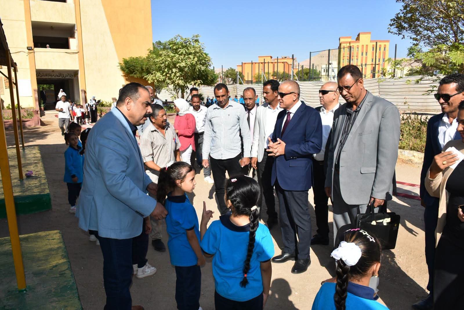 محافظ الأقصر يتابع انتظام الدراسة والأنشطة الطلابية في مدارس الزينية والقرنة